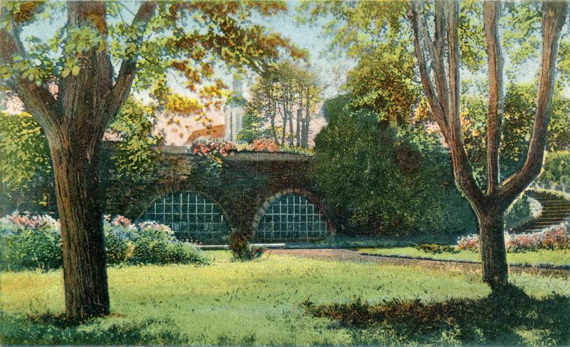 Sala terrena v zámeckém parku v Bruntále, 20. léta 20. století. Pohlednice kolorovaná, sbírka Muzea v Bruntále