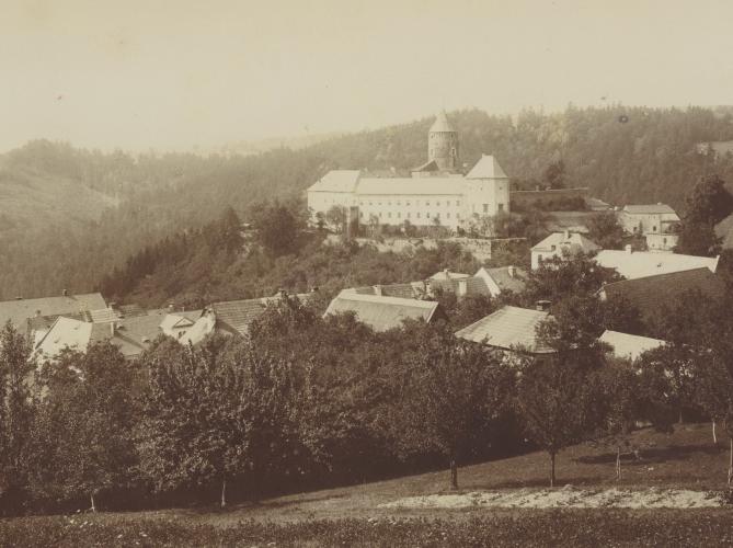 Hrad Sovinec od jihu kolem roku 1910, fotografie černobílá, autor patrně František Lipka (1863–1917), sbírka Muzea v Bruntále