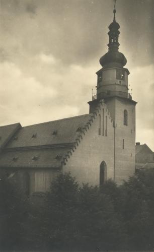 Farní kostel Nanebevzetí Panny Marie v Bruntále, po roce 1945. Pohlednice černobílá, sbírka Muzea v Bruntále