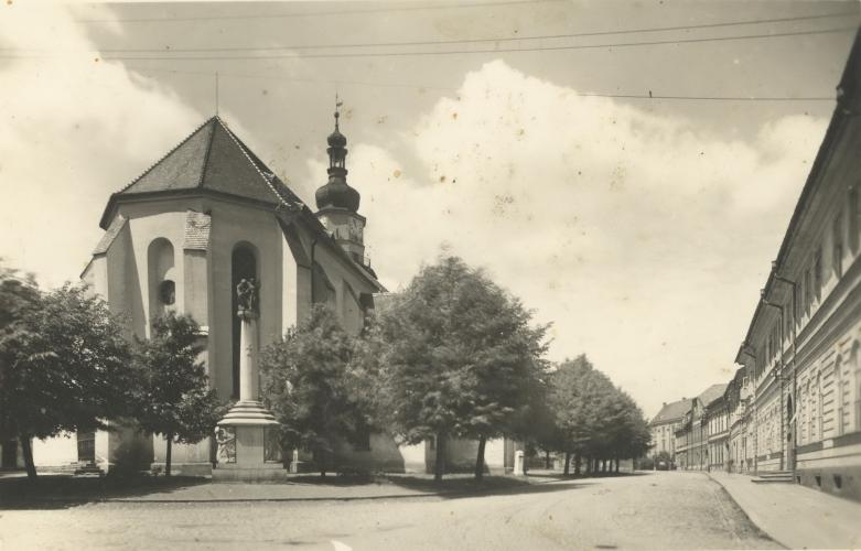 Závěr farního kostela Nanebevzetí Panny Marie v Bruntále, po roce 1945. Pohlednice černobílá, sbírka Muzea v Bruntále