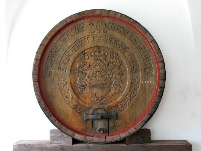 Čelo pivního sudu pivovaru a likérky ŘNR v Bruntále s bohatou řezbou. Původně součástí kompletního sudu (obsah 216 hektolitrů) vyrobeného pro živnostenskou výstavu v Bruntále 1913. Sbírky Muzea v Bruntále