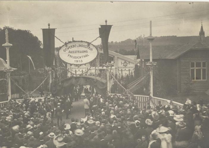 Zahájení Průmyslové a živnostenské výstavy v Bruntále arcivévodou Evženem Rakouským 15. března 1913. Fotografie černobílá, sbírka Muzea v Bruntále