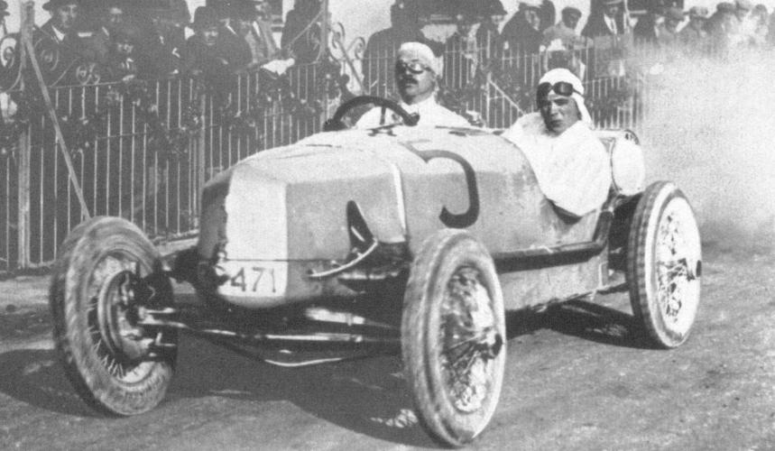 Automobilový závodník Fritz Hückel se svou Tatrou při závodě Targa Florio, 1925, foto: Österreichische National bibliothek – Österreichische Nationalbibliothek
