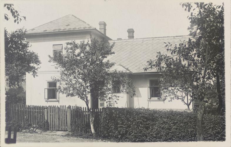 Dům v Hukvaldech č. p. 79, fotografie zachycuje podobu domu těsně po dokončení přístavby vrchního patra. Oddělení hudby, Archiv Leoše Janáčka, Moravské zemské muzeum, F-I-203.