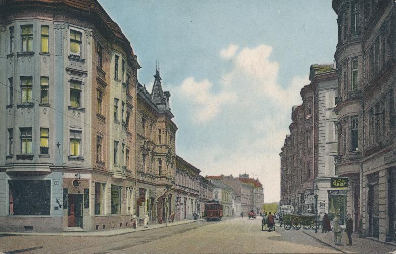 Nádražní ulice, po levé straně kavárna Orion, na ni navazuje dům stavitele Františka Jurečka st., 1914, soukromá sbírka