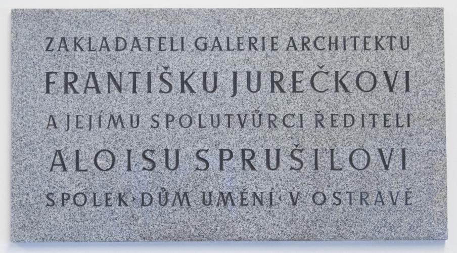 Pamětní deska věnovaná Františku Jurečkovi a Aloisi Sprušilovi, umístěná v Domě umění