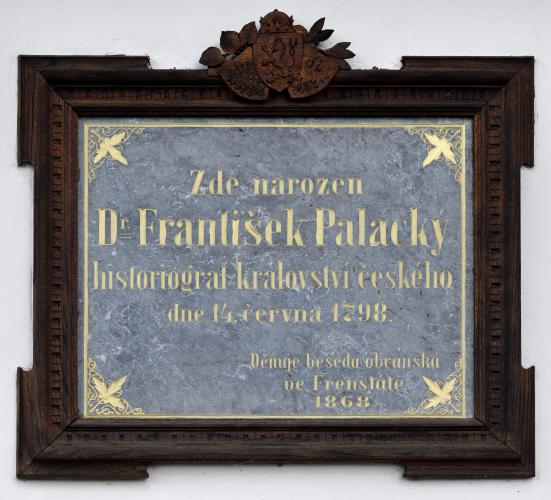 Pamětní deska k 70. výročí narození Františka Palackého vytvořená Občanskou besedou ve Frenštátě pod Radhoštěm. 