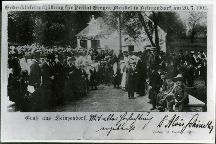 Fotografie ze slavnostního odhalení pamětní desky G. J. Mendela na hasičské zbrojnici v Hynčicích, 20. 7. 1902. Mendelianum – Moravské zemské muzeum