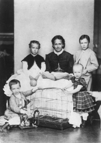 Alžběta Františka Marie Habsbursko–Lotrinská se svými dětmi.  Evžen je nejmladším dítětem na fotografii držící se ptačí klece.