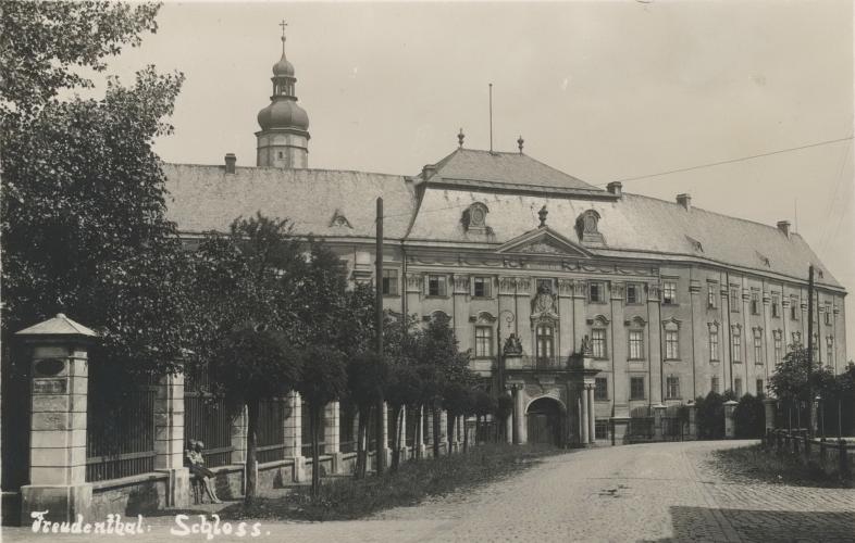 Průčelí zámku v Bruntále s hlavní věží v pozadí, 20. léta 20. století. Pohlednice černobílá, sbírka Muzea v Bruntále