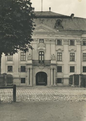 Průčelí bruntálského zámku, 1. čtvrtina 20. století. Černobílá pohlednice, sbírka Muzea v Bruntále